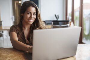 Home mulher jovem usando laptop