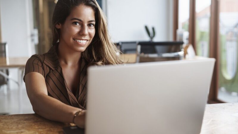 Como Criar um Anúncio Atrativo Que Vende mulher jovem usando laptop